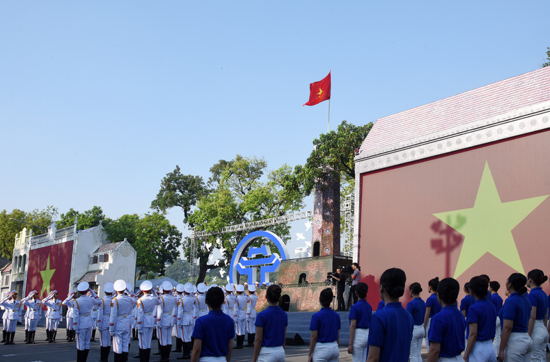 A special flag-raising ceremony is held with about 10,000 participants, reenacting the first flag-raising ceremony in Hanoi on October 10, 1954, after the liberation of the capital.