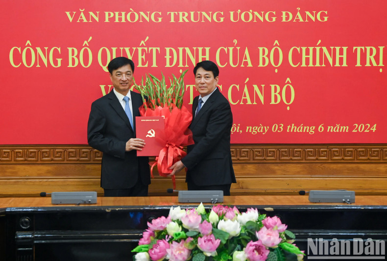Permanent member of the PCC Secretariat Luong Cuong congratulates Chief of the PCC Office Nguyen Duy Ngoc. Permanent member of the PCC Secretariat Luong Cuong congratulates Chief of the PCC Office Nguyen Duy Ngoc.