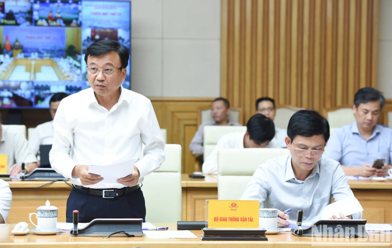 A representative of the Ministry of Transport presents a report on the progress of key transport projects.