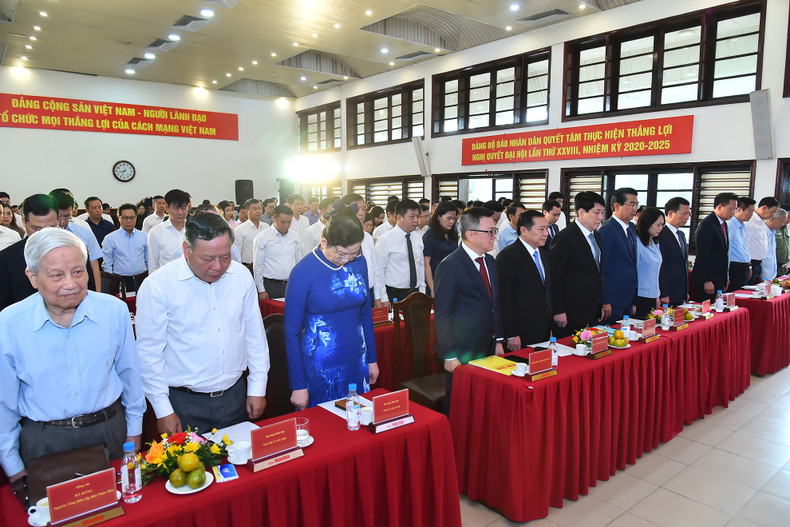 Standing member of the Party Central Committee’s Secretariat Luong Cuong and delegates observe a minute of silence to commemorate General Secretary Nguyen Phu Trong, an exceptionally outstanding leader who devoted his whole life to the country and the people. Standing member of the Party Central Committee’s Secretariat Luong Cuong and delegates observe a minute of silence to commemorate General Secretary Nguyen Phu Trong, an exceptionally outstanding leader who devoted his whole life to the country and the people.