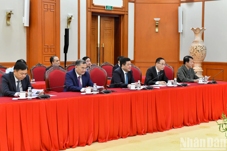 Delegates attend the phone talks Delegates attend the phone talks