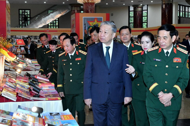 General Secretary To Lam visits the booth displaying publications on the General Department of Politics of the Vietnam People’s Army