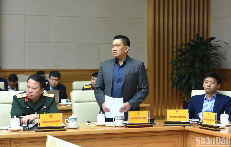 A representative of leaders of Vietnam Expressway Corporation gives a speech at the meeting.