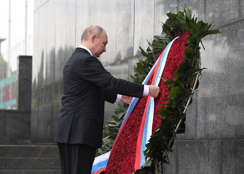 President Vladimir Putin lays wreaths in tribute to President Ho Chi Minh - the great leader of the Vietnamese people. President Vladimir Putin lays wreaths in tribute to President Ho Chi Minh - the great leader of the Vietnamese people.