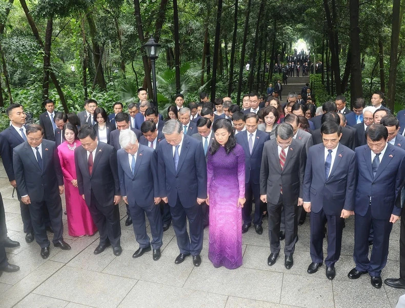 Party General Secretary and State President To Lam, his spouse and a high-ranking delegation of Vietnam pay tribute to martyr Pham Hong Thai at his grave in the Huang Hua Gang Memorial Park. (Photo: VNA) Party General Secretary and State President To Lam, his spouse and a high-ranking delegation of Vietnam pay tribute to martyr Pham Hong Thai at his grave in the Huang Hua Gang Memorial Park. (Photo: VNA)