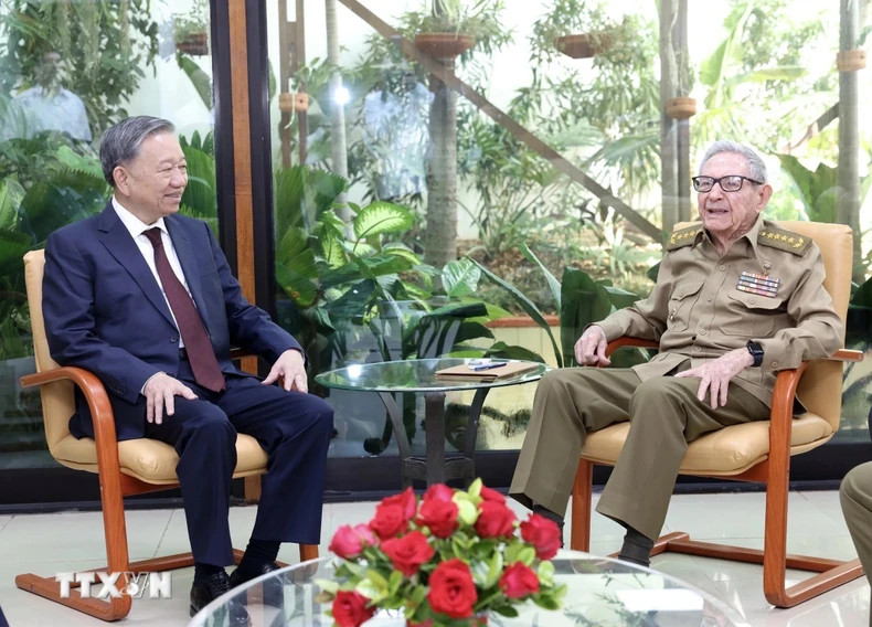 Party General Secretary and President To Lam meets leader of the Cuban revolution, General Raul Castro Ruz.