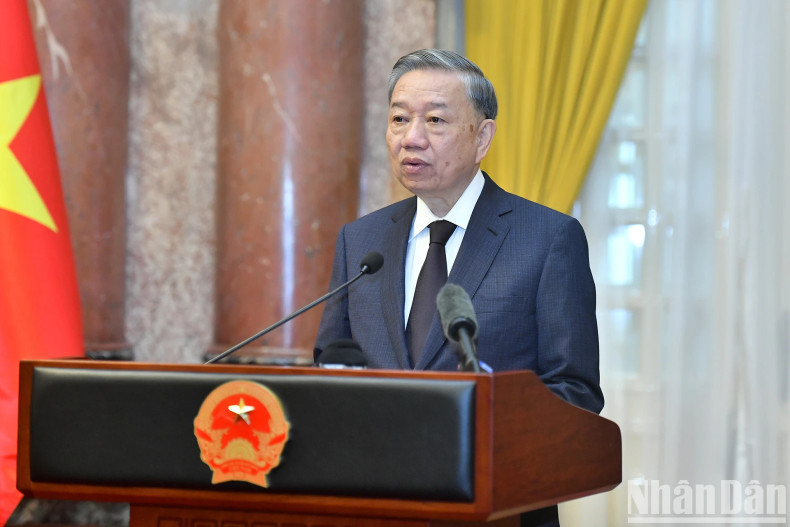 Party General Secretary and President To Lam speaks at the meeting. Party General Secretary and President To Lam speaks at the meeting.