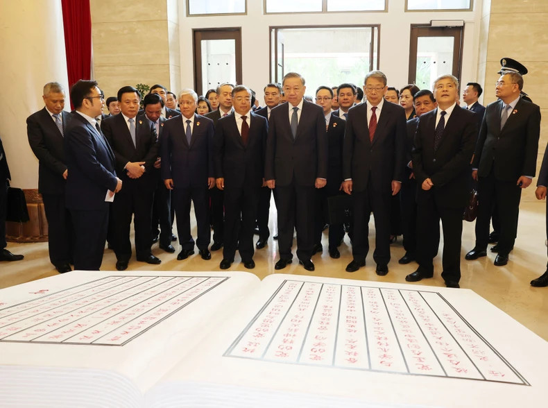General Secretary and President To Lam visits the hall of traditions of the Central Party School of the Communist Party of China.