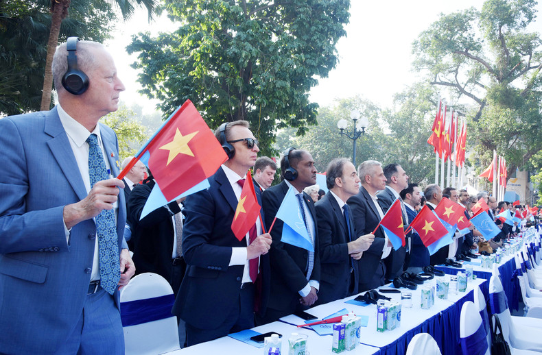 Representatives of foreign agencies and organisations in Vietnam attend the programme.