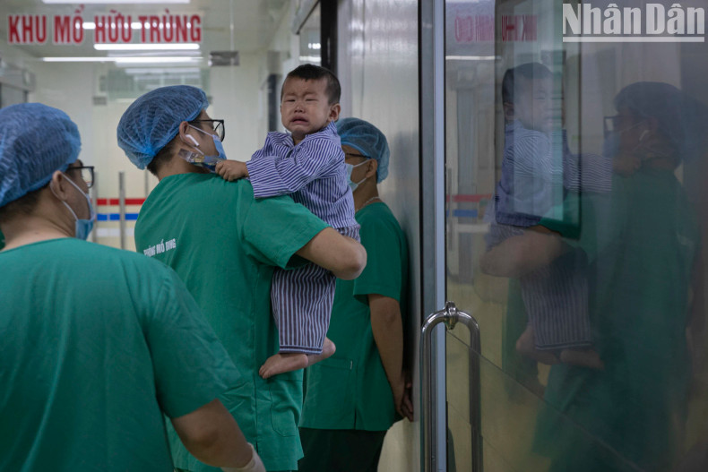 A child patient is about to undergo surgery. A child patient is about to undergo surgery.