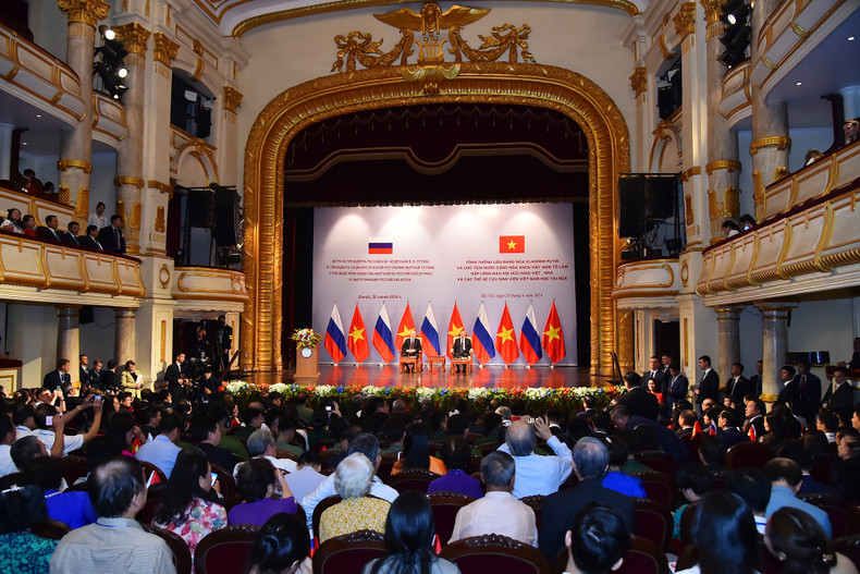 A view of the meeting between the Russian President and representatives of the Vietnam-Russia Friendship Association and generations of Vietnamese alumni studying in Russia. A view of the meeting between the Russian President and representatives of the Vietnam-Russia Friendship Association and generations of Vietnamese alumni studying in Russia.