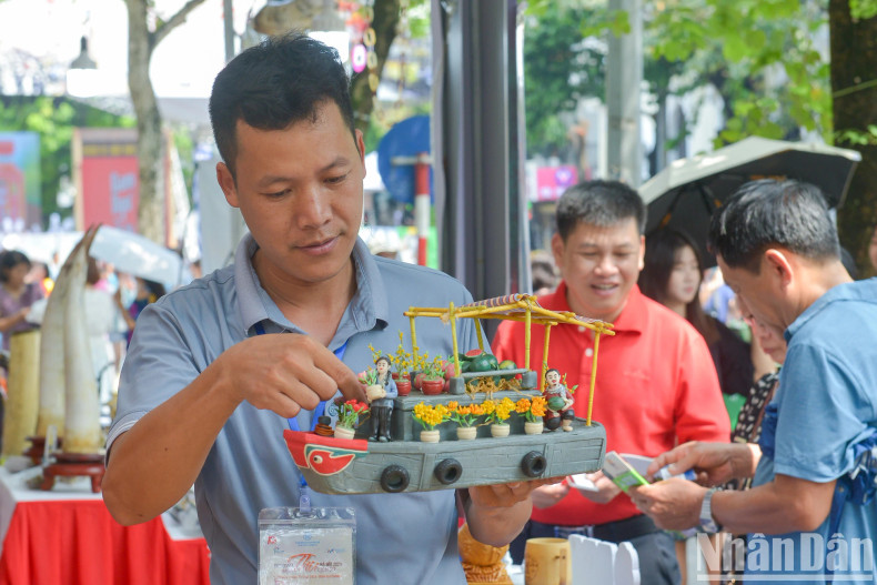 To He artisan Dang Van Hau shared: “I have brought a variety of To He products to the festival, especially those that have been exhibited abroad and won many awards.”