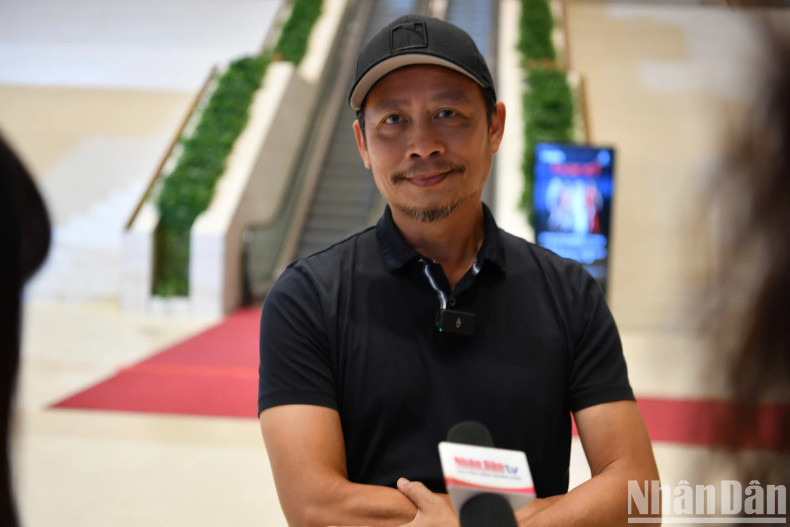 Director Pham Hoang Nam talks to the press after the show. Director Pham Hoang Nam talks to the press after the show.
