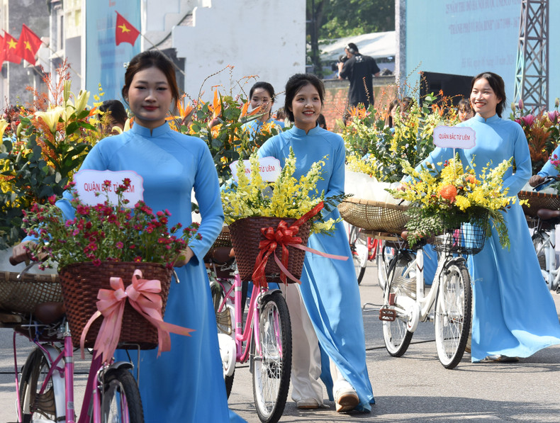 The parade reenacts traditional rituals, festivals, culture, and craft villages of Hanoi.