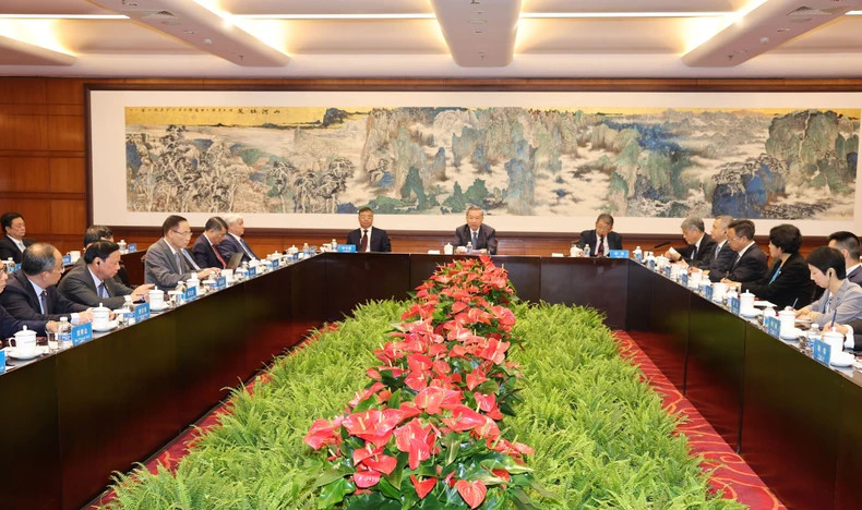 General Secretary and President To Lam works with leaders of the Central Party School of the Communist Party of China.