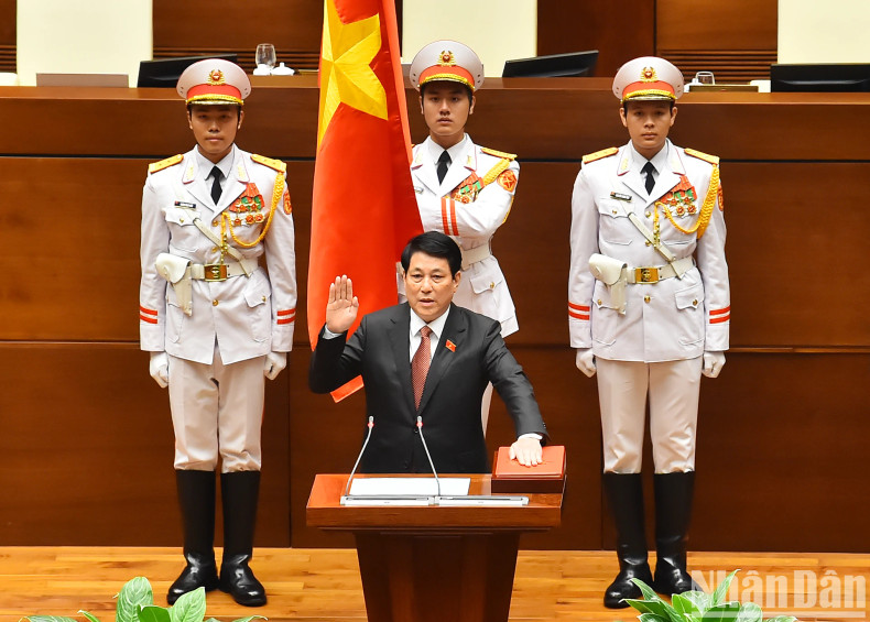 Comrade Luong Cuong takes the oath of office as President of the Socialist Republic of Vietnam for the 2021-2026 term. Comrade Luong Cuong takes the oath of office as President of the Socialist Republic of Vietnam for the 2021-2026 term.