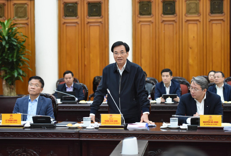 Minister, Head of the Government Office Tran Van Son speaks at the meeting