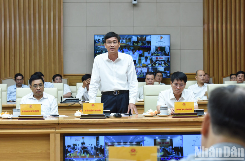 A representative from the Ministry of Natural Resources and Environment speaks at the meeting.