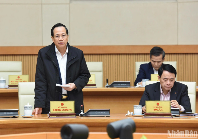 Minister of Labour, Invalids and Social Affairs Dao Ngoc Dung delivers a speech at the meeting. Minister of Labour, Invalids and Social Affairs Dao Ngoc Dung delivers a speech at the meeting.