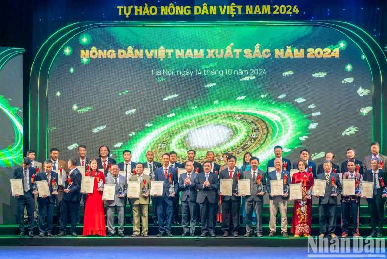 Deputy Head of the Party Central Committee’s Commission for Information and Education Lai Xuan Mon and Deputy Head of the Party Central Committee’s Commission for Mass Mobilisation Pham Tat Thang present the certificate to outstanding Vietnamese farmers. Deputy Head of the Party Central Committee’s Commission for Information and Education Lai Xuan Mon and Deputy Head of the Party Central Committee’s Commission for Mass Mobilisation Pham Tat Thang present the certificate to outstanding Vietnamese farmers.