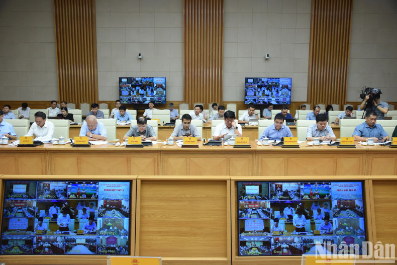 The meeting is held both in-person and online, connecting the Government Headquarters with centrally-run provinces and cities involved in key transport projects.