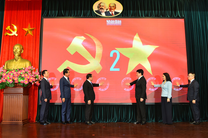 Standing member of the Party Central Committee’s Secretariat Luong Cuong and delegates launch the special page on General Secretary Nguyen Phu Trong. Standing member of the Party Central Committee’s Secretariat Luong Cuong and delegates launch the special page on General Secretary Nguyen Phu Trong.