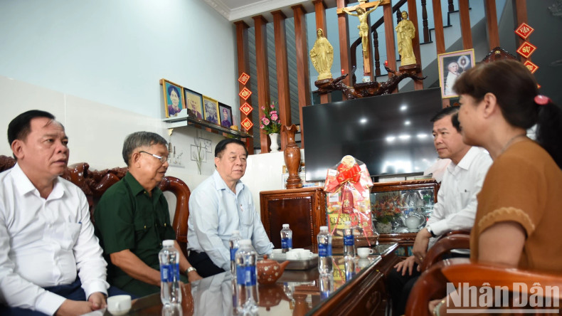 During many working trips of Party and State leaders to Dong Nai, they spent time visiting and encouraging people in Loc An-Binh Son resettlement area. Most recently, on November 13, Nguyen Trong Nghia, Politburo member, Secretary of the Party Central Committee (PCC), and Head of the PCC’s Commission for Communication and Education visited people in the Loc An-Binh Son resettlement area. During many working trips of Party and State leaders to Dong Nai, they spent time visiting and encouraging people in Loc An-Binh Son resettlement area. Most recently, on November 13, Nguyen Trong Nghia, Politburo member, Secretary of the Party Central Committee (PCC), and Head of the PCC’s Commission for Communication and Education visited people in the Loc An-Binh Son resettlement area.