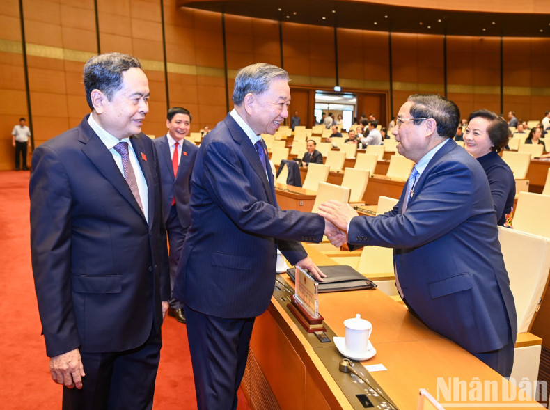 Party General Secretary and President To Lam, Prime Minister Pham Minh Chinh, NA Chairman Tran Thanh Man, and other delegates are present at the meeting.