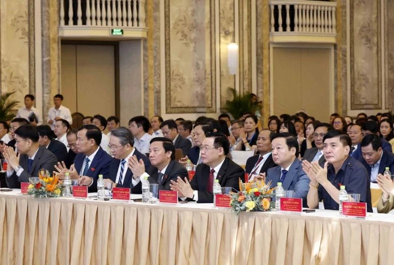 Chairman of the National Assembly Vuong Dinh Hue and delegates at the announcement ceremony.