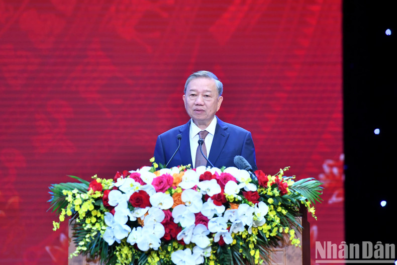 The Party General Secretary delivers a speech at the meeting