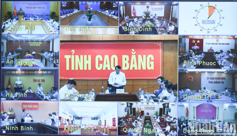 A representative from Cao Bang Province delivers a speech at the meeting.