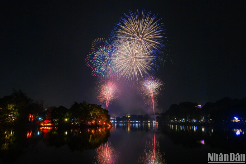 During 15 minutes, Hanoi people witness extremely dazzling fireworks displays. During 15 minutes, Hanoi people witness extremely dazzling fireworks displays.