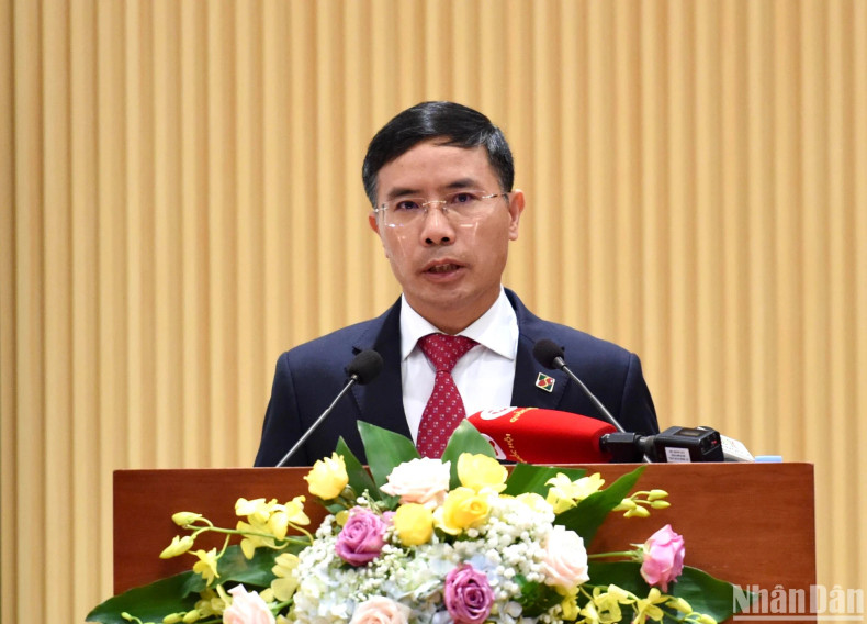 A representative of leaders of Vietnam Bank for Agriculture and Rural Development (Agribank) speaks at the event.