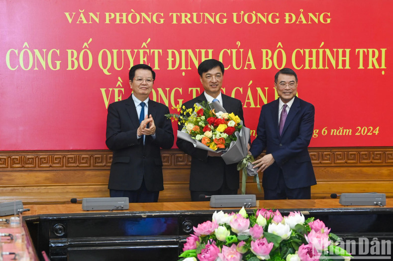 Head of the PCC’s Organisation Commission Le Minh Hung, presents flowers to Chief of the PCC Office Nguyen Duy Ngoc. Head of the PCC’s Organisation Commission Le Minh Hung, presents flowers to Chief of the PCC Office Nguyen Duy Ngoc.