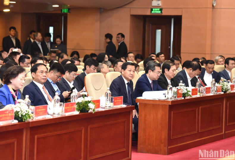 Deputy Prime Minister Le Minh Khai and representatives of ministries and sectors join in the event.