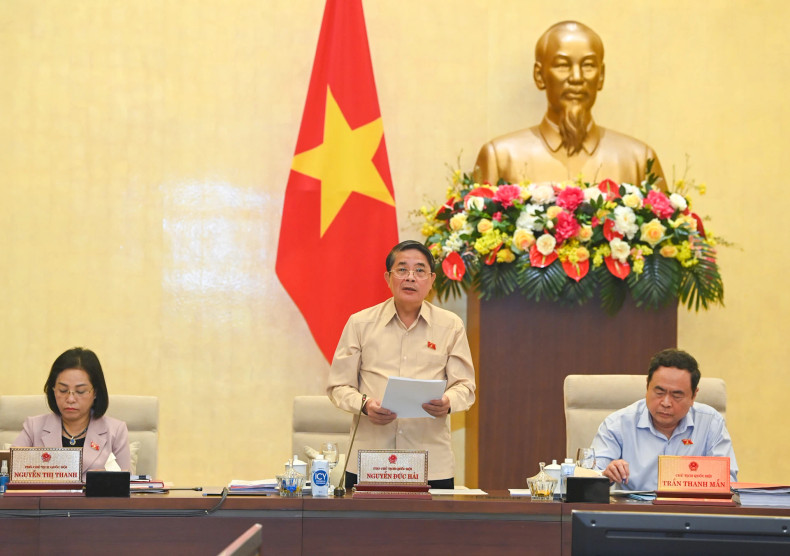 NA Vice Chairman Nguyen Duc Hai chairs the discussion on the draft Law on Management and Investment of State Capital in Enterprises.