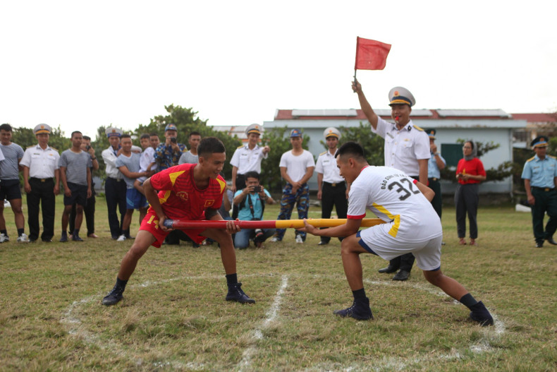 Many entertainment activities are held on the occasion. This photo depicts a stick pushing competition.