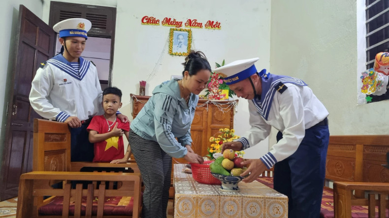 Soldiers and the family of Nguyen Thi My Hao prepare a fruit tray to welcome Tet.