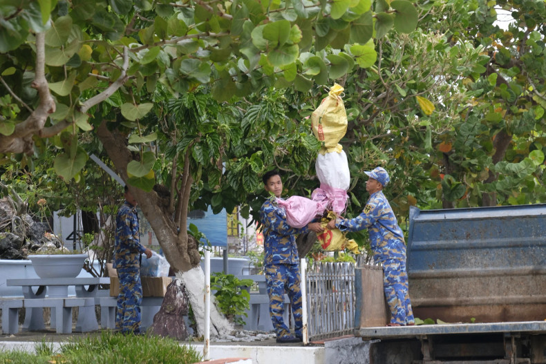 People on the island happily receive kumquat trees sent from Van Giang District, Hung Yen Province.