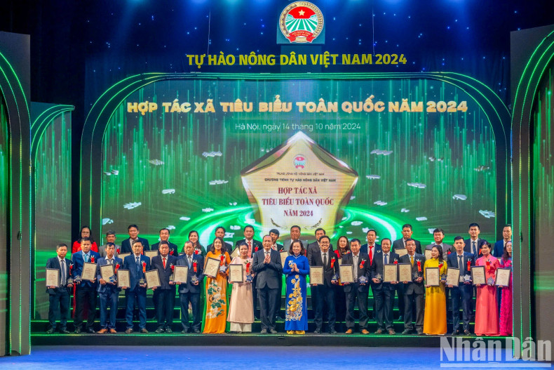 Representatives of outstanding cooperatives receive the logo and certificate at the programme. Representatives of outstanding cooperatives receive the logo and certificate at the programme.