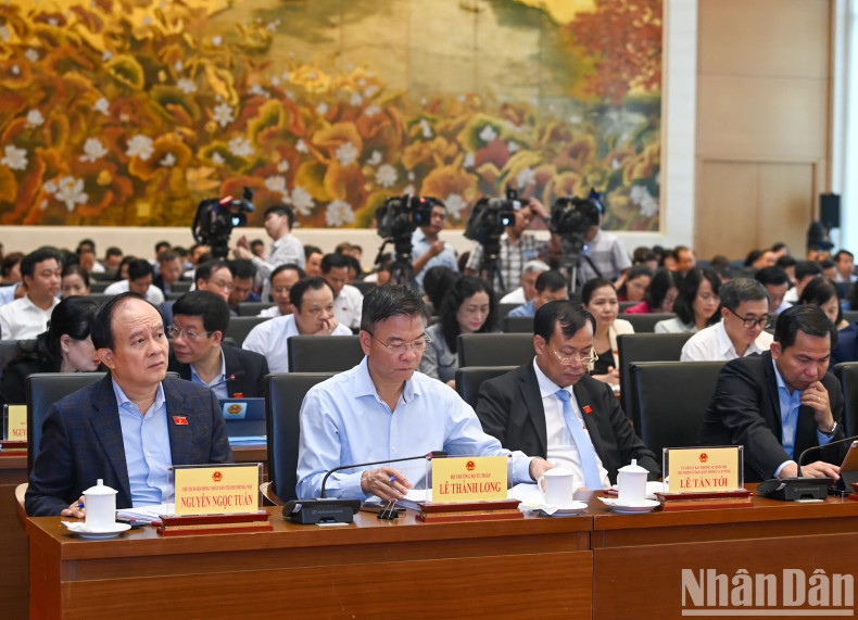 Leaders of ministries, sectors and Hanoi City attend the conference.