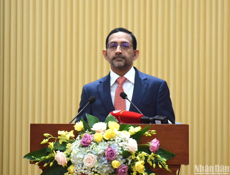 A representative of Citibank Vietnam delivers a speech at the conference.