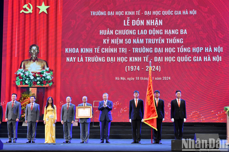 Party General Secretary To Lam presents the Third-class Labour Order to the University of Economics (VNU).