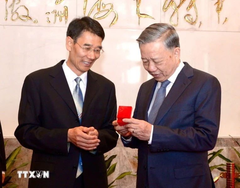 The head of the President Mao Zedong Memorial House presents a souvenir to General Secretary and President To Lam.