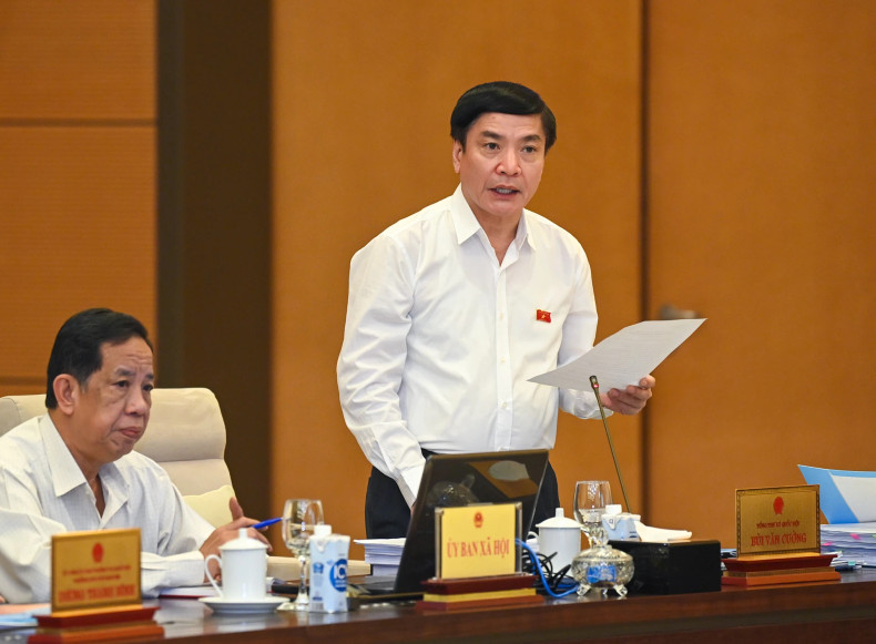 NA Secretary General and Head of the NA Office Bui Van Cuong delivers a speech at the session.