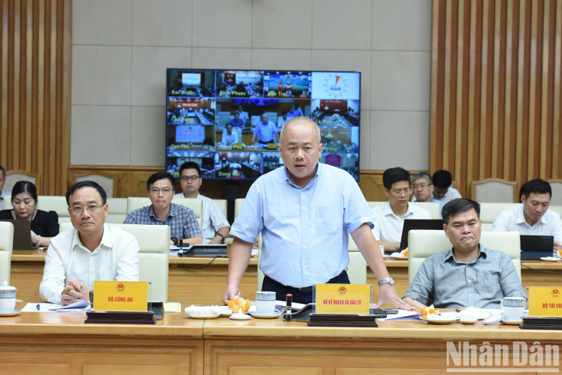 A representative from the Ministry of Planning and Investment speaks at the meeting.