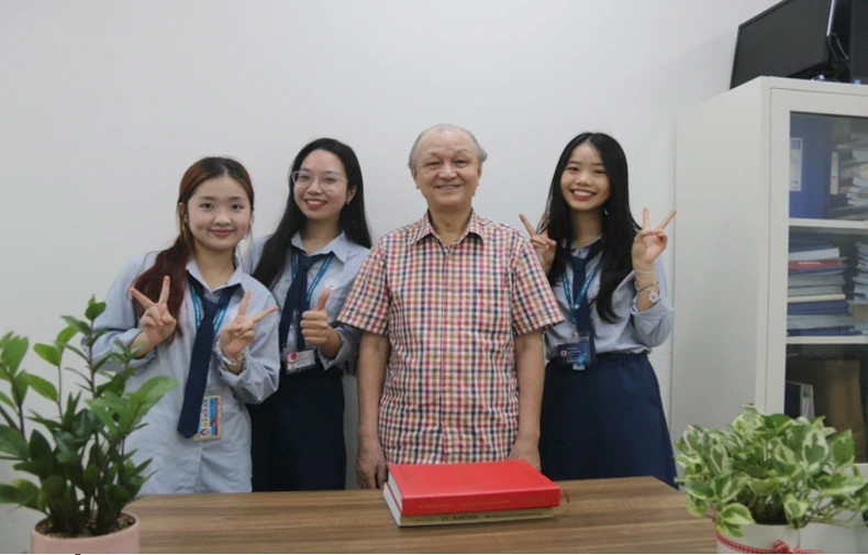 Assoc. Prof., Dr Le Thanh Binh and students of the Department of International Communication and Cultural Diplomacy