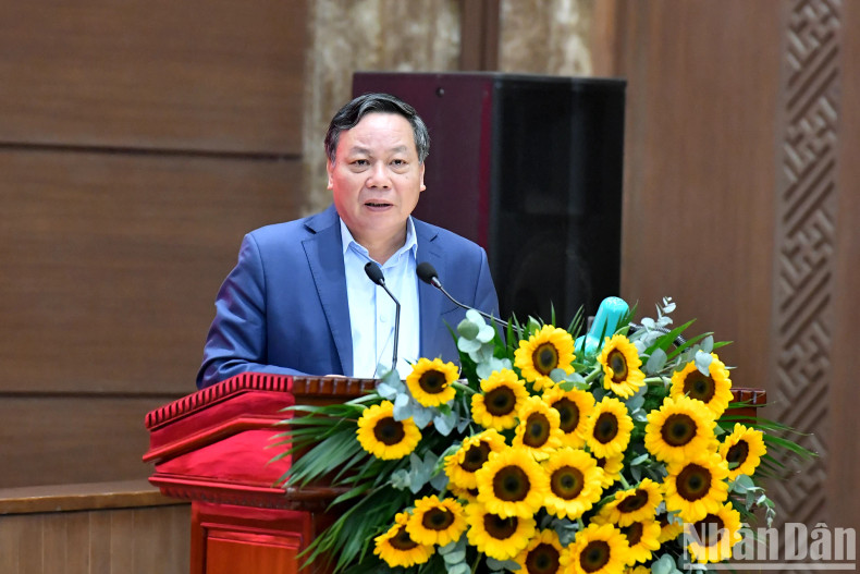 Standing Deputy Secretary of the Hanoi Party Committee Nguyen Van Phong presents a report during the session. Standing Deputy Secretary of the Hanoi Party Committee Nguyen Van Phong presents a report during the session.