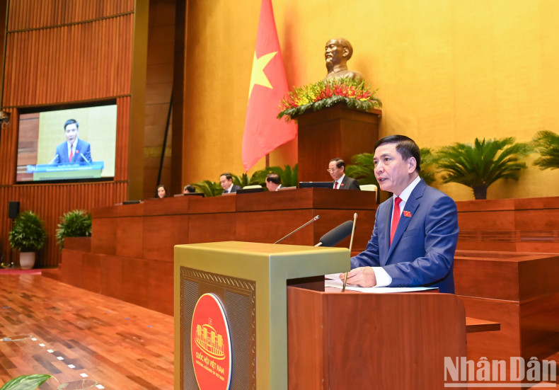 NA Secretary General and Head of the NA Office Bui Van Cuong delivers a speech at the session.