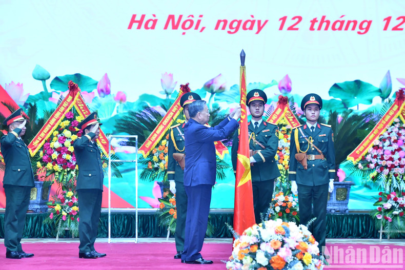 General Secretary To Lam presents the First-class Independence Order to the General Department of Politics